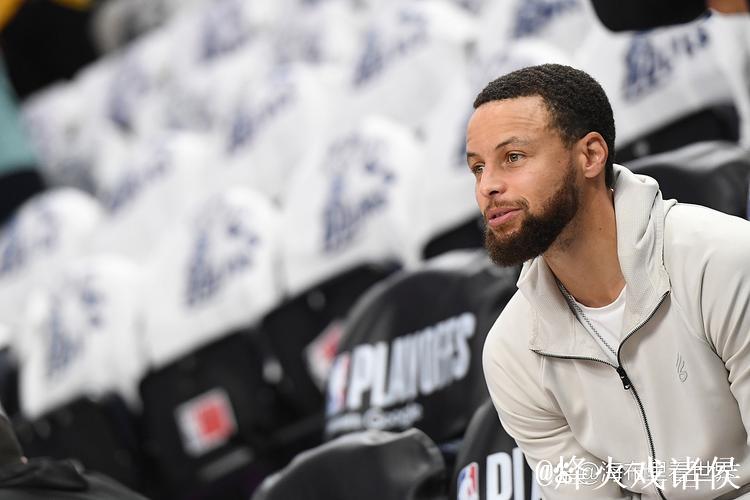 库里:斯潘塞能够持球组织,所以我首节也特意多次打无球 库里:斯潘塞能够持球组织,所以我首节也特意多次打无球